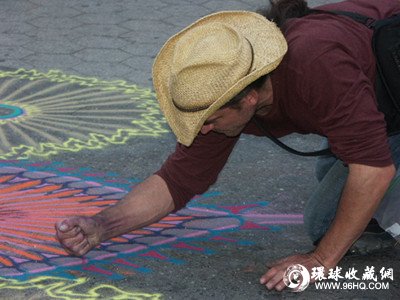 艺术家纽约街头描绘色彩斑斓的沙画艺术品(图
